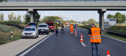 Öt beszorult személyt emeltek ki a tűzoltók az M1-esen történt balesetben