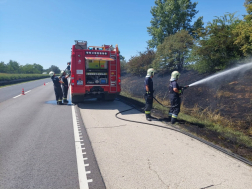 Tűz az autópálya mellett