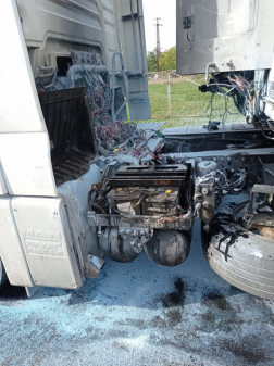 Lovakat szállító kamion motortere gyulladt ki
