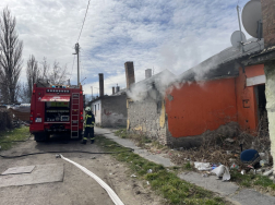 Tűz keletkezett egy sorházi lakásban Tatabányán, az Iskola utcában