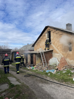 Tűz keletkezett egy sorházi lakásban Tatabányán, az Iskola utcában