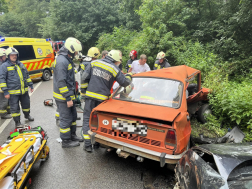 Balesetekhez riasztották a tűzoltókat kedden