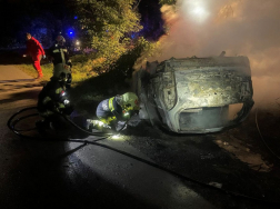 Felborult és kigyulladt egy személygépkocsi vasárnap este 