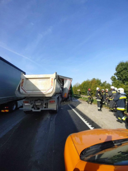 Utoléréses balesetet szenvedett egy kamion és három teherautó az M1-es autópálya Hegyeshalom felé vezető oldalán