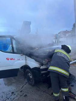Emelőkosaras gépkocsi lángolt hétfő délután Esztergomban