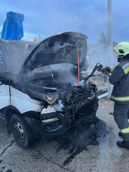 Emelőkosaras gépkocsi lángolt hétfő délután Esztergomban