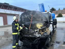 Emelőkosaras gépkocsi lángolt hétfő délután Esztergomban