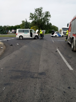 Egy teherautó, egy kisteherautó és egy kisbusz ütközött csütörtök délelőtt Ács térségében