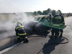 Kigyulladt és teljes terjedelmében égett egy személyautó az M1-es autópályán