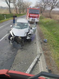 Összeütközött két személyautó a 81-es főúton