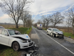 Összeütközött két személyautó a 81-es főúton