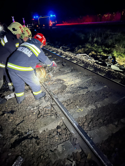 Két tehervonat is nekiütközött egy síneken rekedt autónak Komárom és Almásfüzitő között