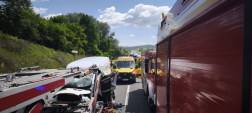 Trélerbe rohant egy furgon az M1-esen