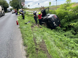 Árokba hajtott egy autó Oroszlányon
