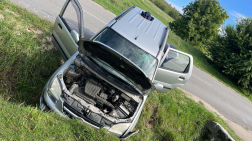 Árokba hajtott egy személyautó Kömlődön