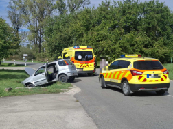 Árokba hajtott egy személyautó Kömlődön