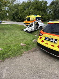 Árokba hajtott egy személyautó Kömlődön