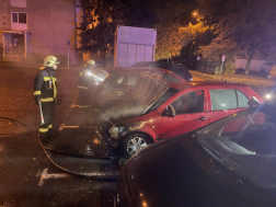 Személygépkocsi égett Tatabányán