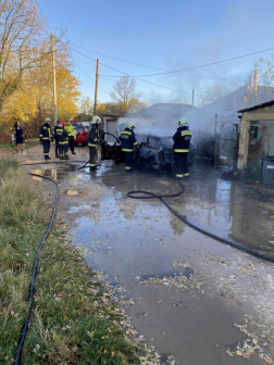 Kigyulladt egy autó Tatabányán