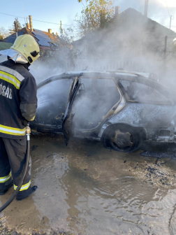 Kigyulladt egy autó Tatabányán