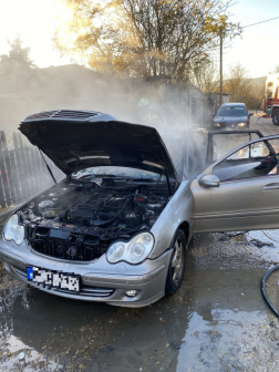 Kigyulladt egy autó Tatabányán