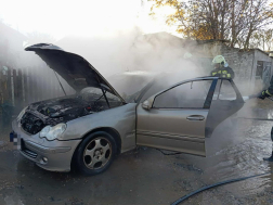 Kigyulladt egy autó Tatabányán