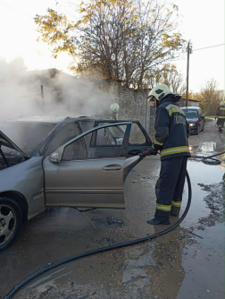 Kigyulladt egy autó Tatabányán