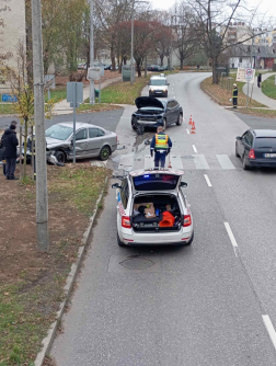 Személygépkocsik ütköztek, villanyoszlop is kidőlt a balesetben
