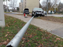 Személygépkocsik ütköztek, villanyoszlop is kidőlt a balesetben