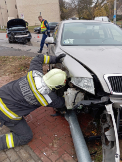 Személygépkocsik ütköztek, villanyoszlop is kidőlt a balesetben