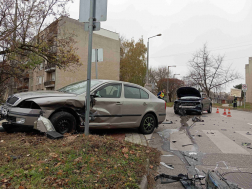 Személygépkocsik ütköztek, villanyoszlop is kidőlt a balesetben