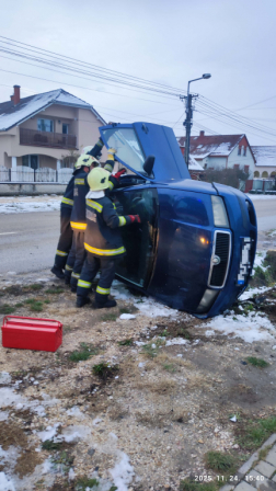 Felborult egy személyautó Tatabányán