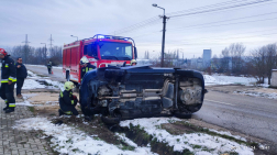 Felborult egy személyautó Tatabányán