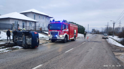 Felborult egy személyautó Tatabányán