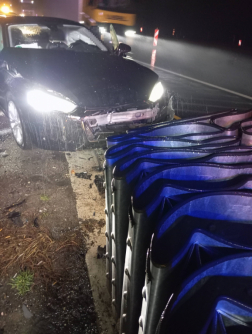 Biztonsági elemnek ütközött egy személyautó