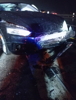 Biztonsági elemnek ütközött egy személyautó