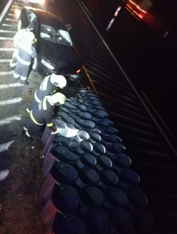 Biztonsági elemnek ütközött egy személyautó