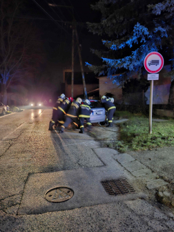Közlekedési balesetekhez vonultak a tűzoltók
