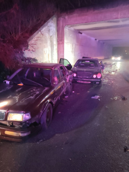 Teherautó sodort el két embert és két járművet