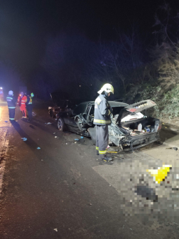 Teherautó sodort el két embert és két járművet