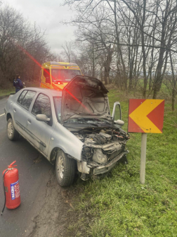 Személygépkocsik ütköztek Tata és Kocs között