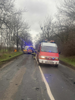 Személygépkocsik ütköztek Tata és Kocs között