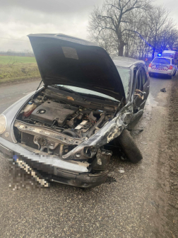 Személygépkocsik ütköztek Tata és Kocs között