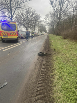 Személygépkocsik ütköztek Tata és Kocs között