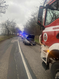 Személygépkocsik ütköztek Tata és Kocs között