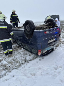 Árokba borult egy autó