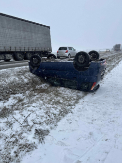 Árokba borult egy autó