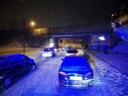 Betonkandelábernek ütközött egy gépkocsi 