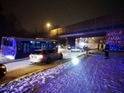 Betonkandelábernek ütközött egy gépkocsi 