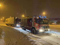 Nyergesvontatók akadtak el a hóesésben 